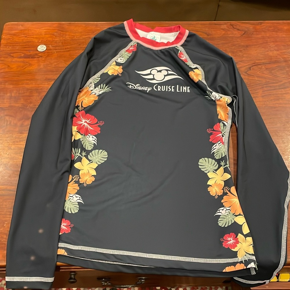 Disney Cruise Line Women’s XS rashguard